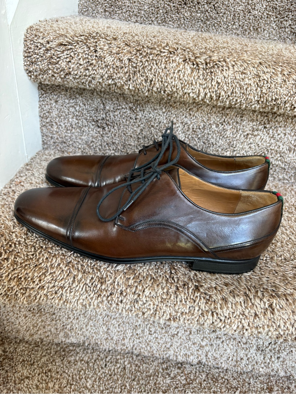 Gucci Menâs Brown Leather Cap-Toe Derby Lace-Up Shoes .